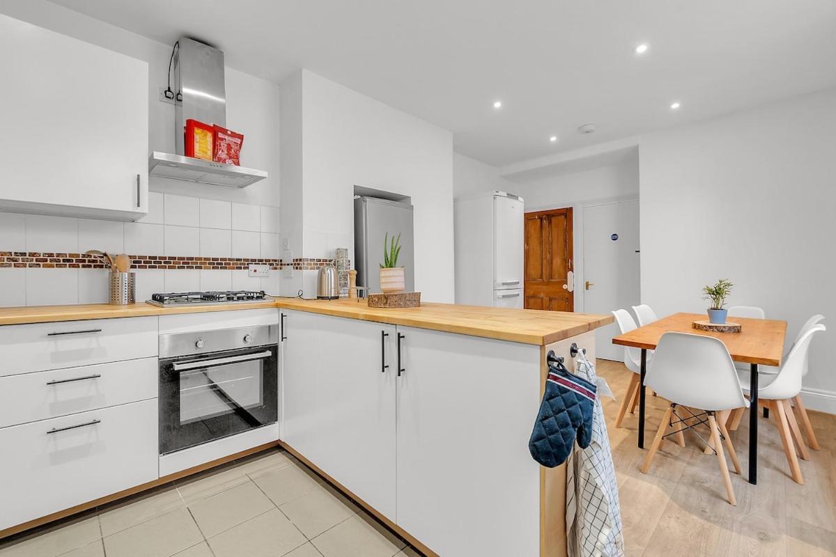6-bed Townhouse Holiday home Exeter