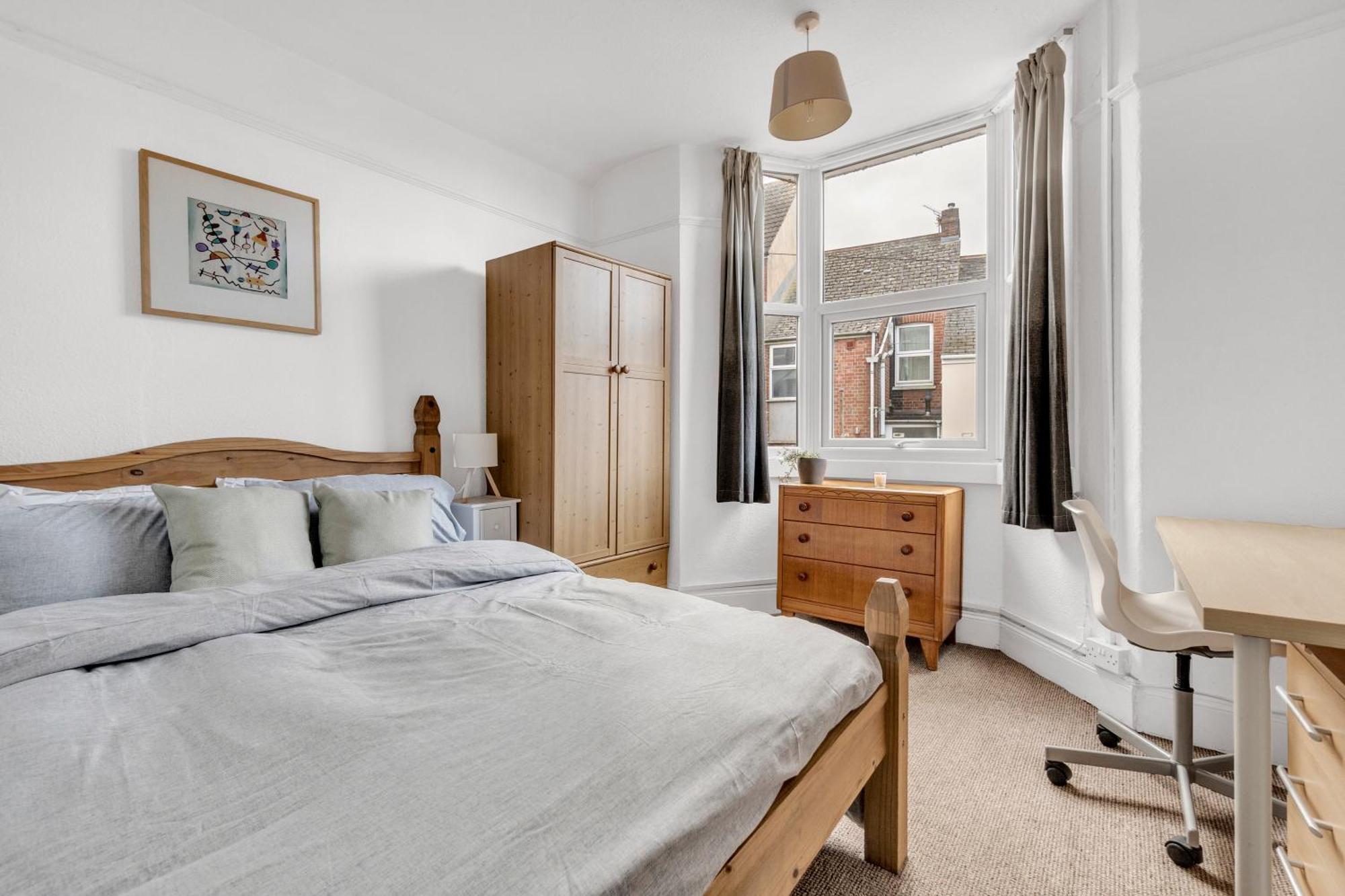 6-bed Townhouse * Exeter